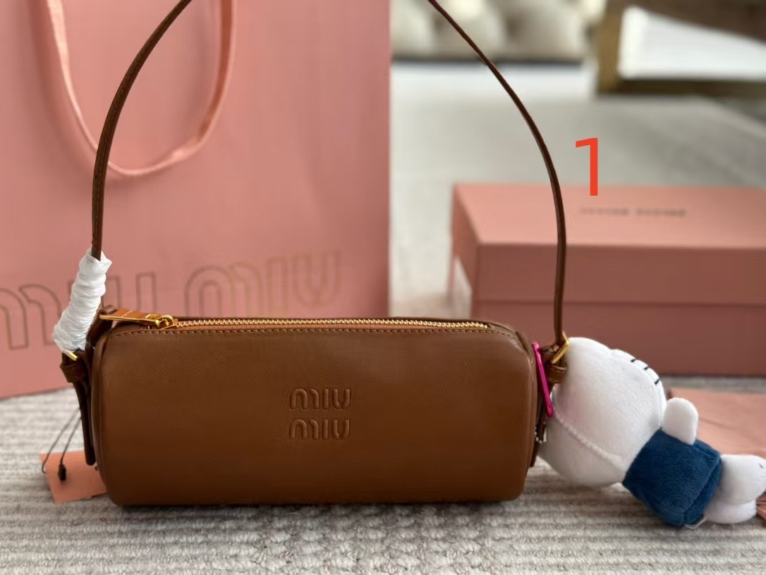 תיק בסגנון MIU MIU