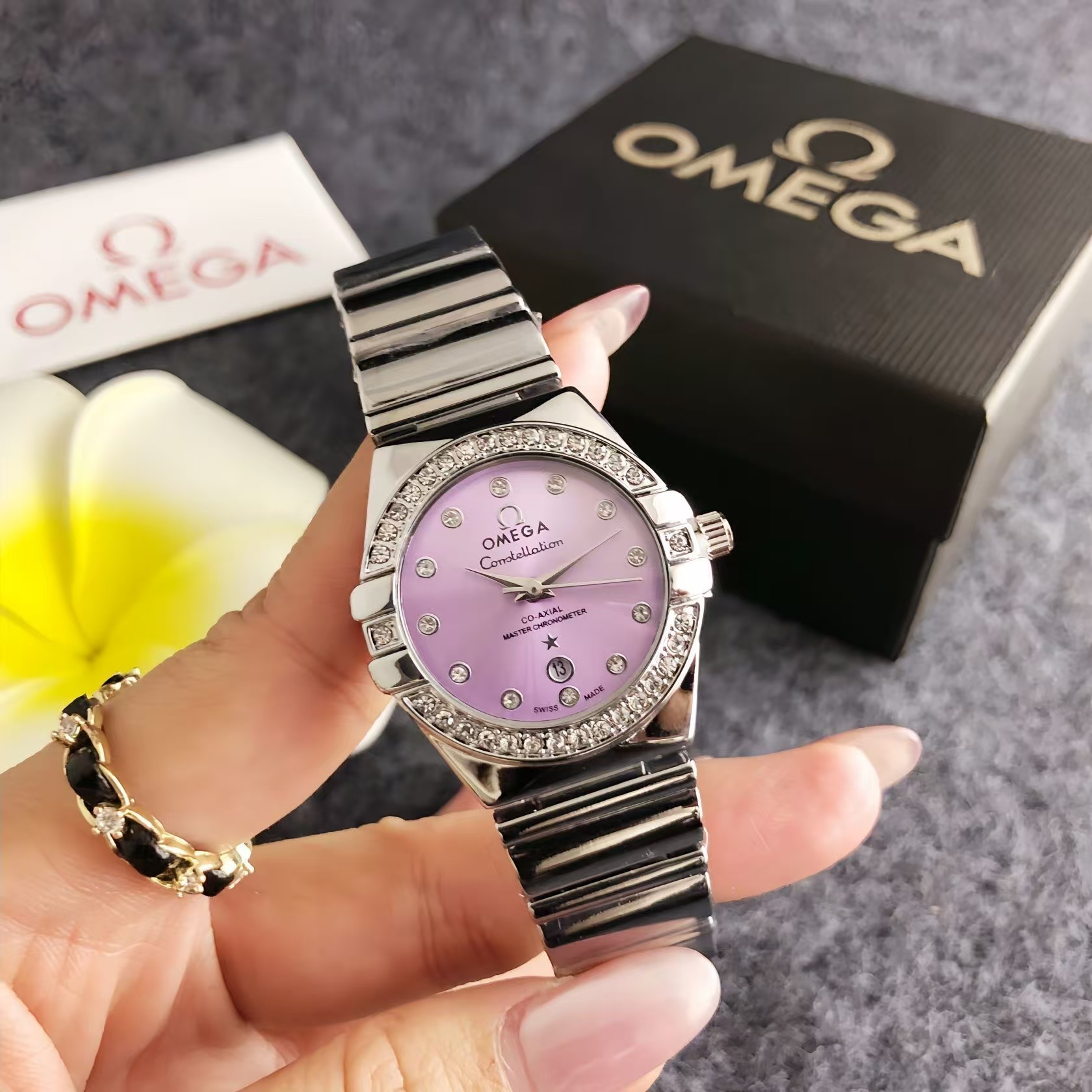 שעון בסגנון OMEGA