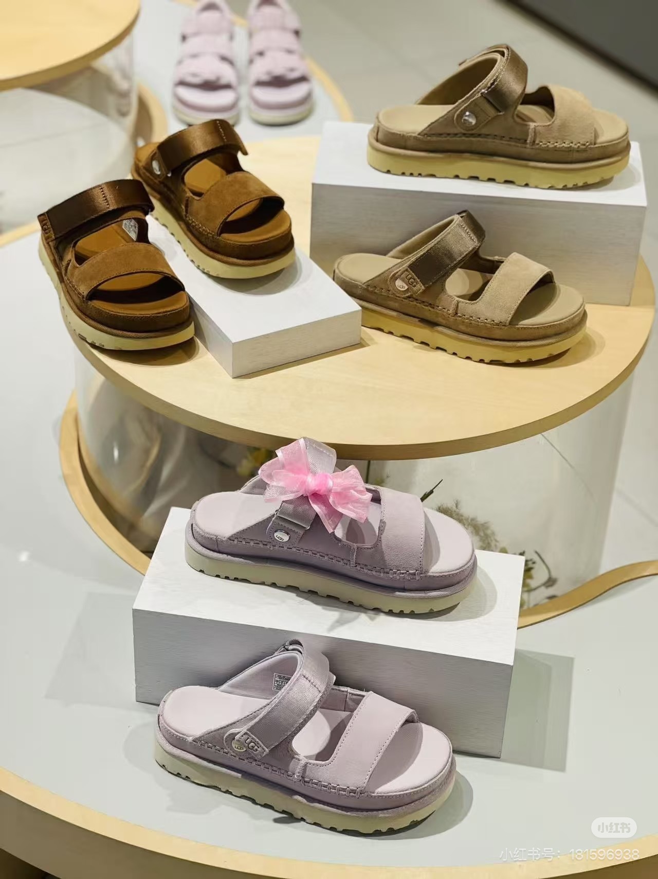 כפכפים בסגנון UGG